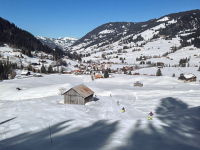 skipiste-mit-skifahrern